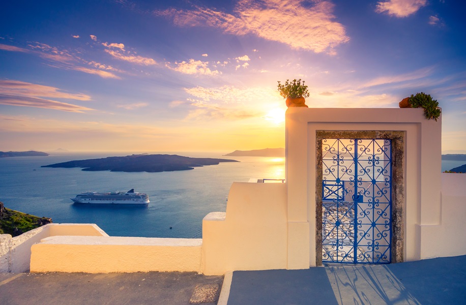 Zeezicht vanop een typisch Grieks terras tijdens de vakantie in Griekenland