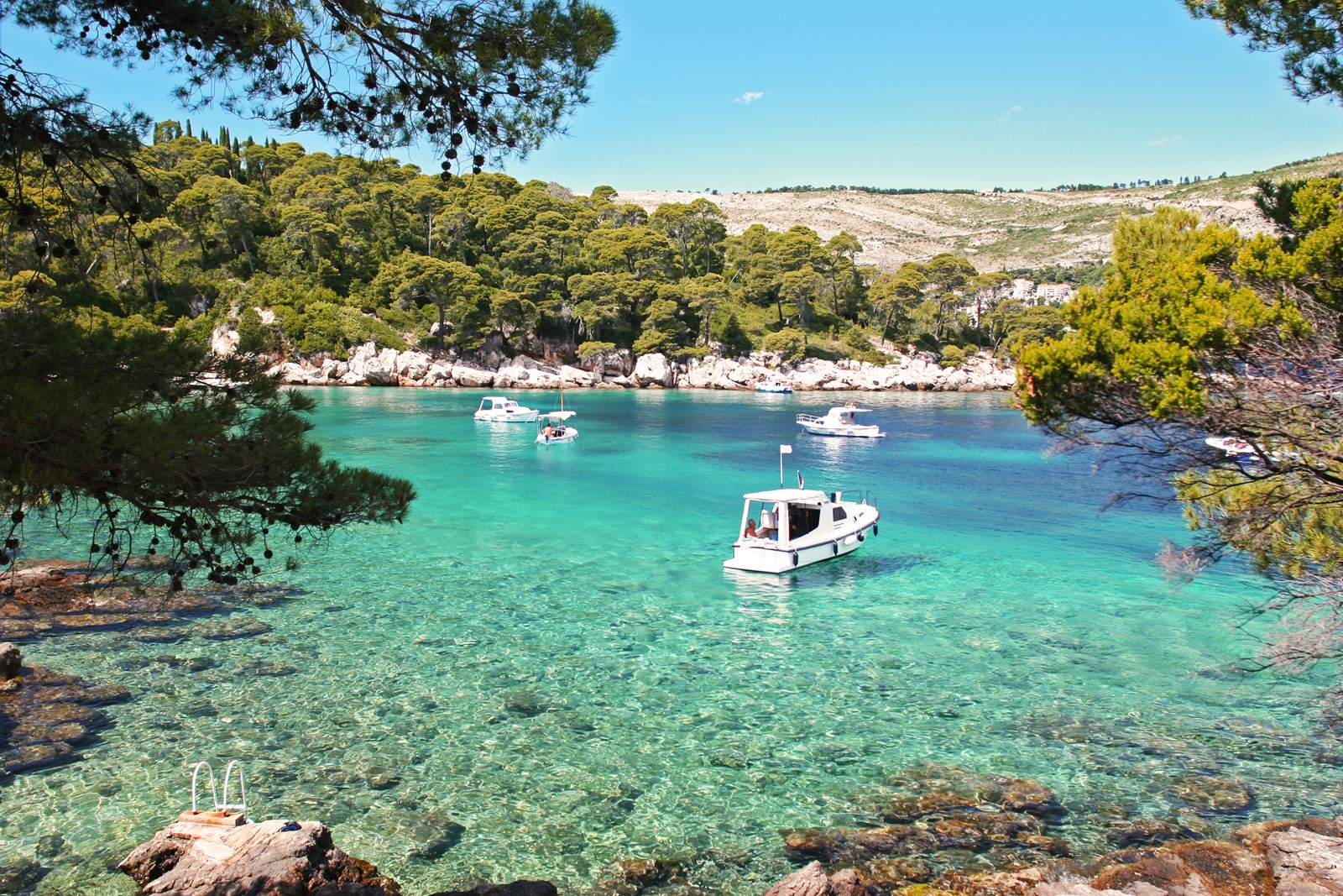 Speedbootjes en jachten in Neretva aan de Dubrovnik Riviera - Kroatie