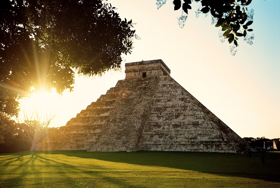 Maya tempel bij zonsondergang in Chichen Itza -  Yucatan - Reizen Mexico