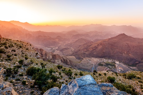 Al Hajar bergen bij zonsondergang tijdens de reizen naar Oman